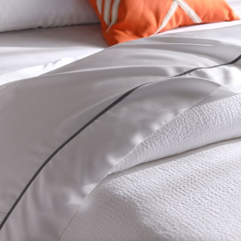 White layla bamboo sheet & layla pillow with White comforter